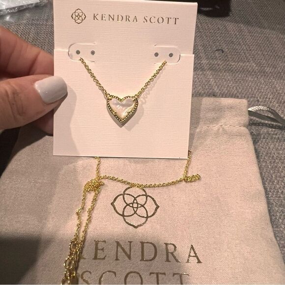 NWOT Kendra Scott Ari Heart Gold Pendant Necklace in Ivory Mother-of-Pearl - Picture 7 of 8